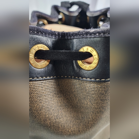 Fendi bucket shoulder/crossbody. Fading on edges/piping. Not original drawstring - Picture 5 of 16